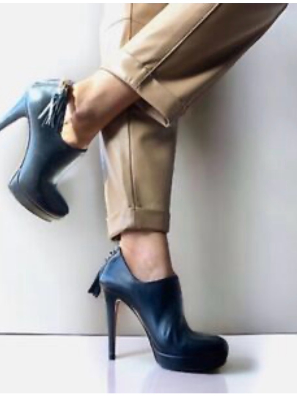 Gucci Betty bootie Leather Platform Ankle Booties with bamboo Tassel Detail - Picture 2 of 7